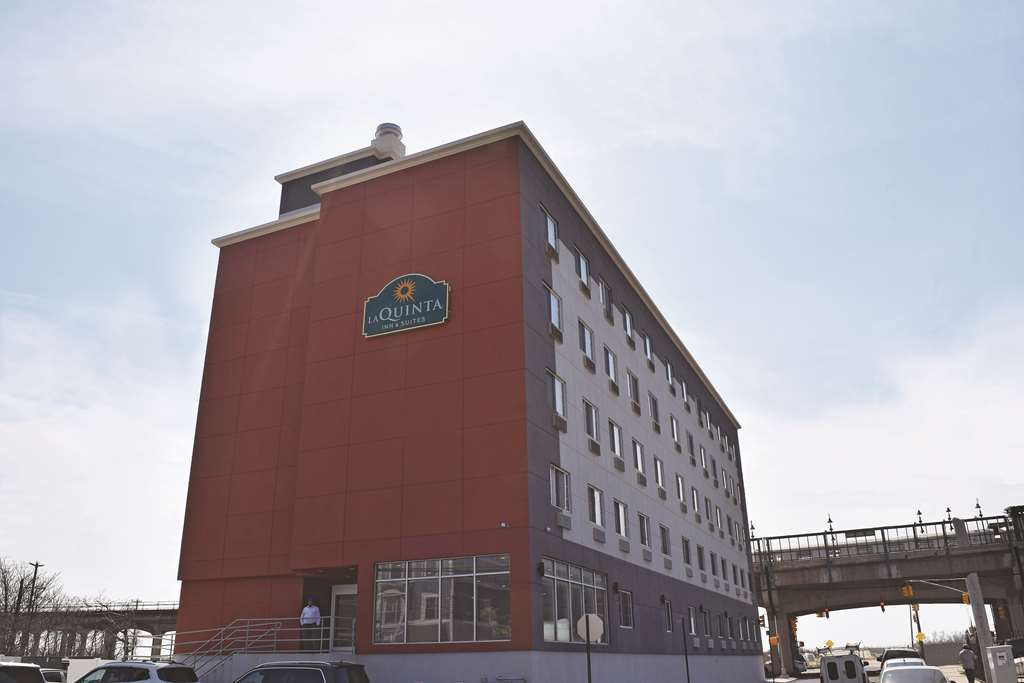 La Quinta Inn & Suites Far Rockaway - Beach Hotel New York Exterior foto